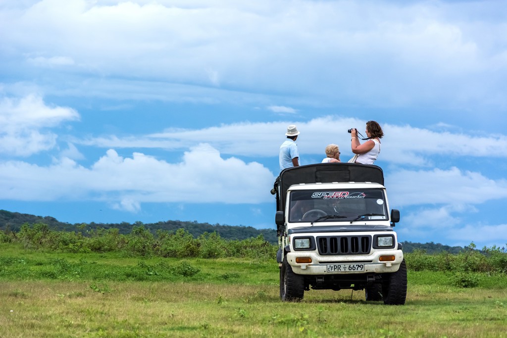 Safari-jeep met reizigers die dieren spotten in een nationaal park in Sri Lanka.