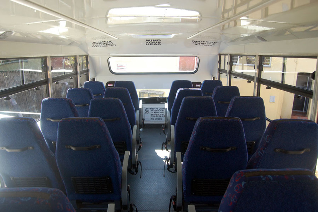 Interieur van de overland truck met zitplaatsen voor de groepsrondreis Zuidelijk Afrika van Kaapstad naar Victoria Falls.