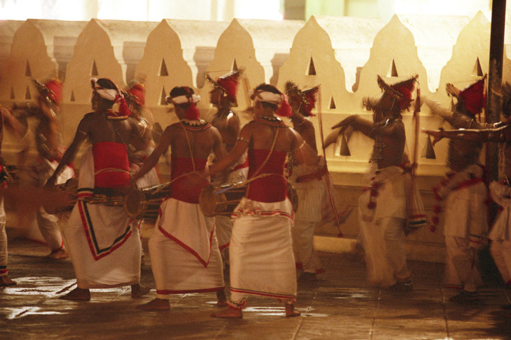 Traditionele dansers met trommels tijdens een cultureel festival in Sri Lanka.