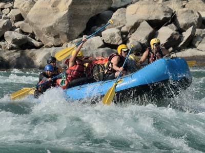 Raften op een wilde rivier in Nepal tijdens de Route Nepal.