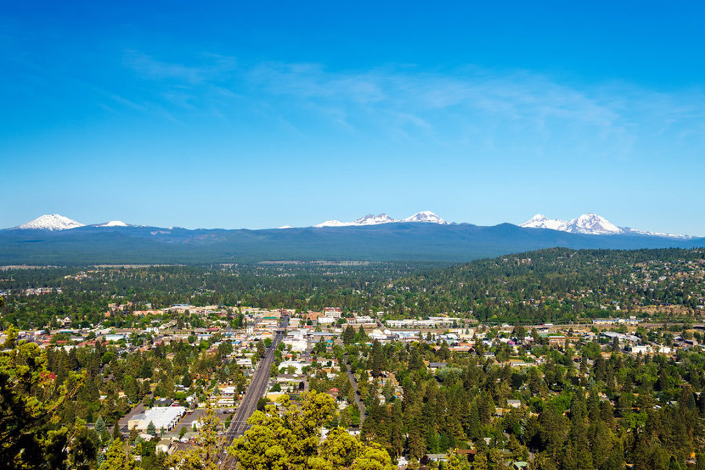 Uitzicht over Bend in Oregon met de besneeuwde Cascade Mountains op de achtergrond.