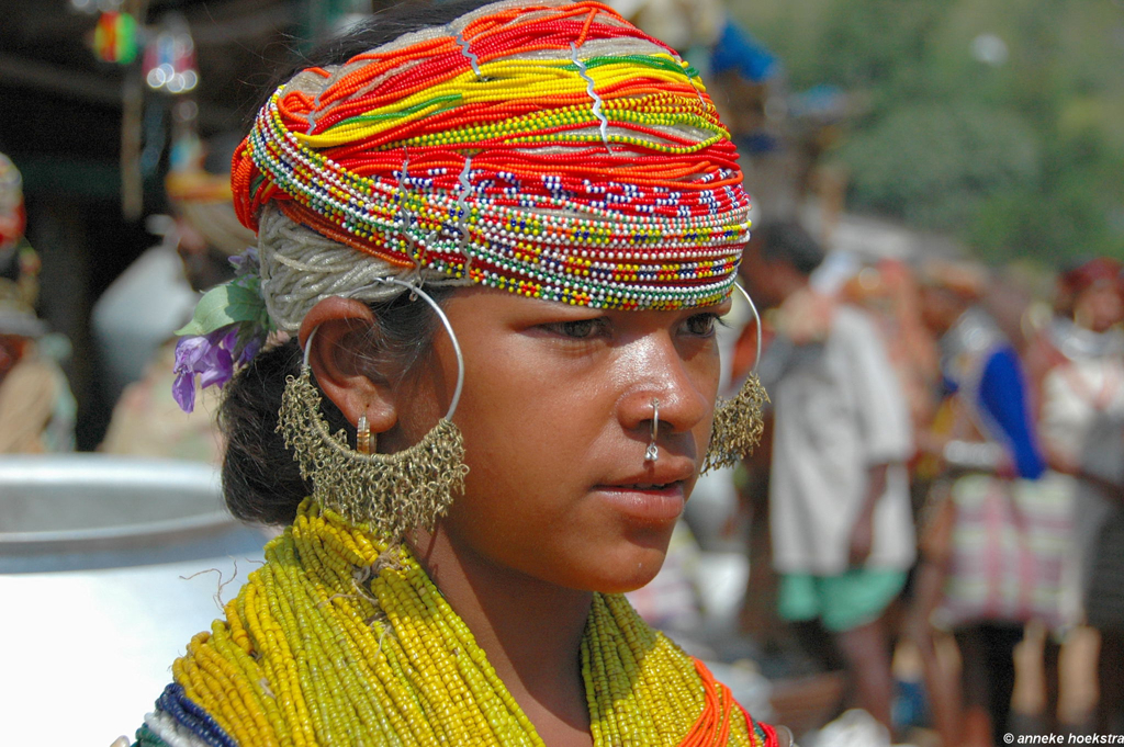 Portret van vrouw met kleurrijke kralentooi en sieraden tijdens een markt in Orissa, India.