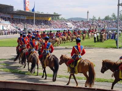 Ruiters in traditionele uniformen tijdens de openingsceremonie van het Naadam Festival in Mongolië.