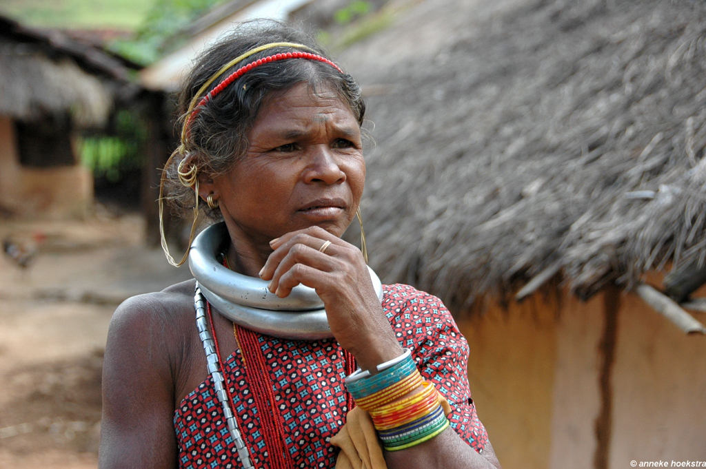 Portret van een vrouw met traditionele sieraden in een dorp in Orissa, India.