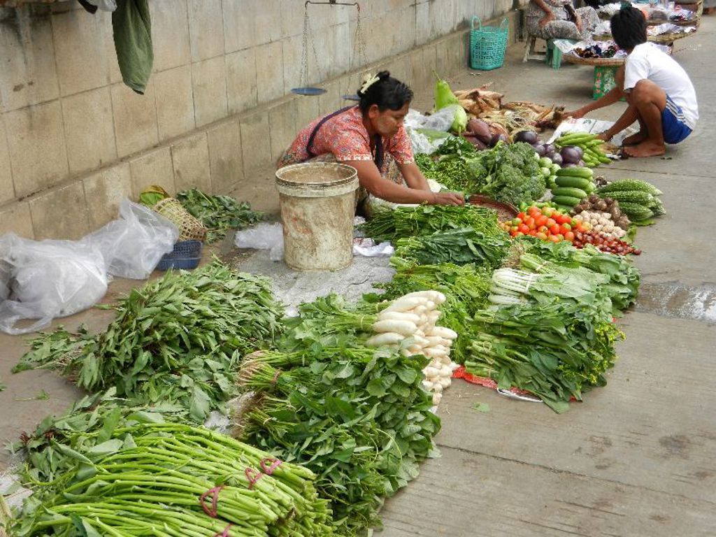 Groentekraam op een lokale markt in Myanmar tijdens een familiereis.