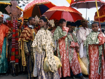 Ethiopische religieuze processie met kleurrijke gewaden, kruisen en parasols tijdens Route Ethiopië 29 dagen, dag 20.