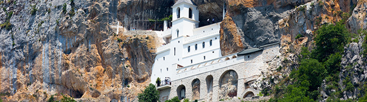 Klooster Ostrog, wit klooster gebouwd tegen een steile rotswand in Montenegro.