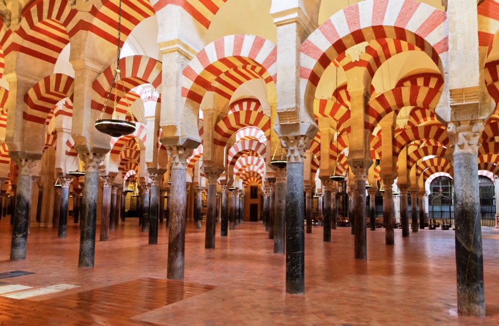 Rood-wit gestreepte bogen en zuilen in de Mezquita van Córdoba tijdens een familiereis door Andalusië.