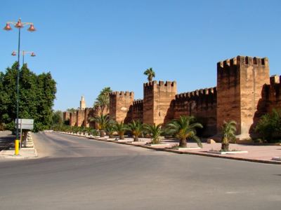 Stadswal met wachttorens langs een weg in Rabat, Marokko.