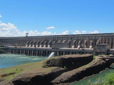 Itaipu-stuwdam bij de grens van Brazilië en Paraguay, stop op de route van Buenos Aires naar Rio.