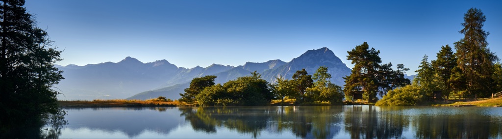 Berglandschap met meer en dennenbomen in het Nationaal Park Écrins, Frankrijk.