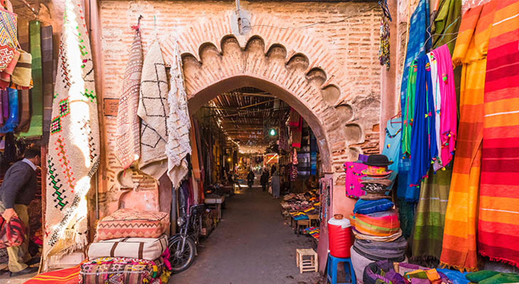 Marrakech markt Toegangspoort tot een Marokkaanse souk met kleurrijke tapijten en textiel te koop.