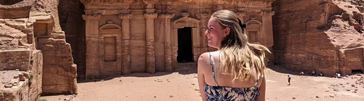 Lisa bij de rotsstad Petra in Jordanië, met de Monastery-tempel op de achtergrond.