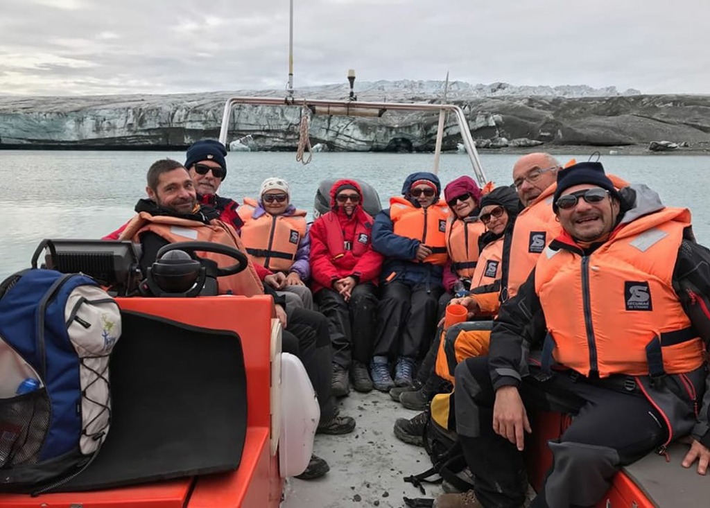 Groepsrondreis Groenland Expeditie: reizigers in reddingsvesten in zodiac voor een gletsjerlandschap.