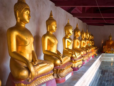 Gouden Boeddhabeelden in een tempel in Thailand tijdens de rondreis Thailand Avontuur, 24 dagen.