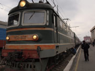 Groene trein op een station in Rusland tijdens de 14-daagse rondreisroute.