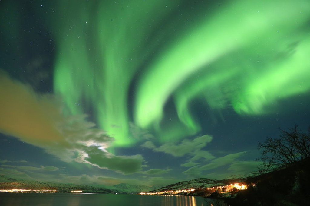 Noorderlicht boven besneeuwde bergen en fjord in Zweeds en Noors Lapland.