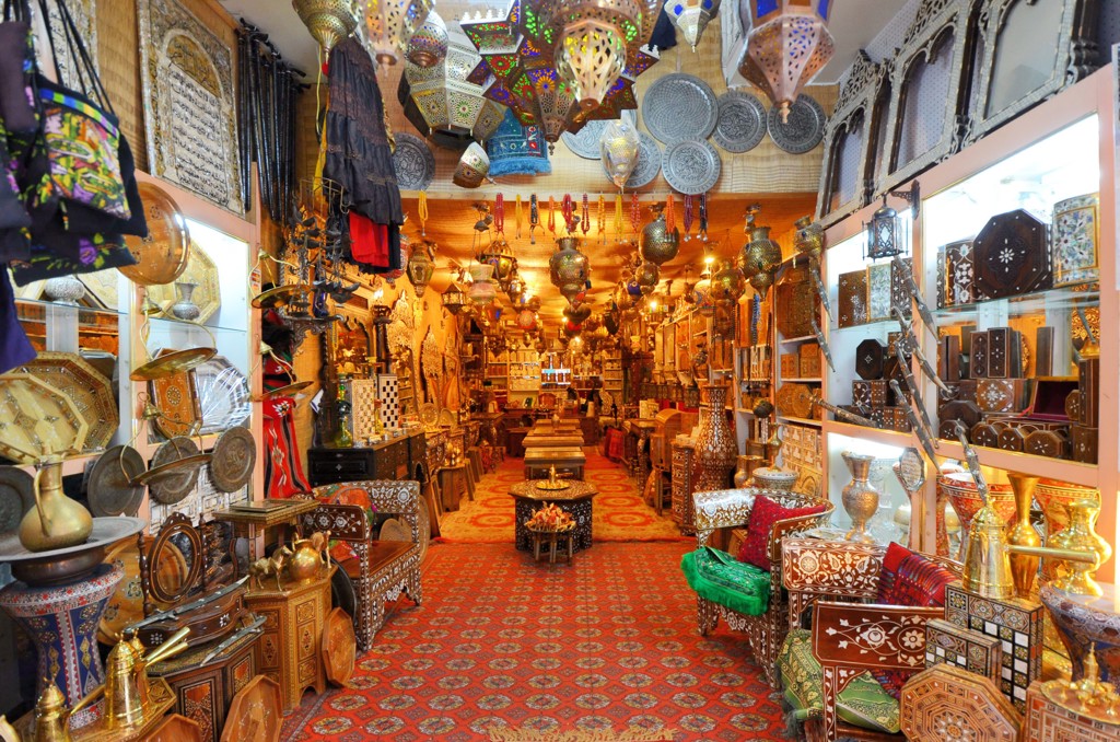 Souvenirwinkel met kleurrijke lampen, mozaïekmeubels en handgemaakte decoratie tijdens groepsrondreis Israël en de Palestijnse gebieden.