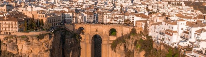 Puente Nuevo-brug over de El Tajo-kloof met uitzicht op de witte huizen van Ronda, Andalusië.