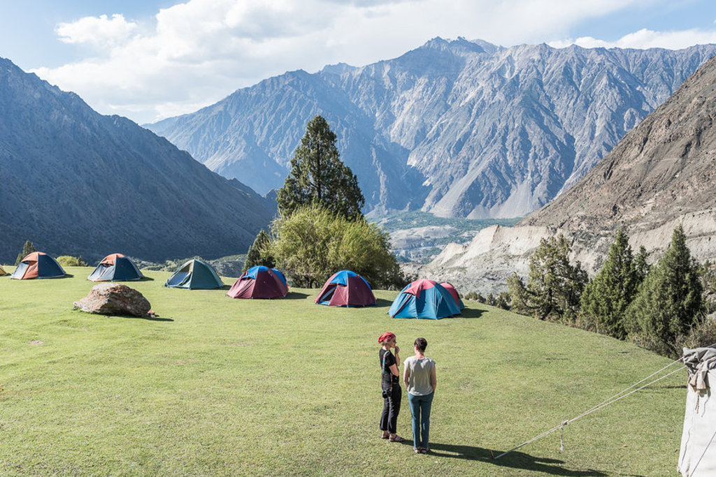 Kampeerterrein met tenten in de Hunzavallei, met uitzicht op de bergen van Baltistan, Pakistan.