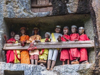 Tau tau houten beelden in rotsgraf bij de Toraja op Sulawesi.