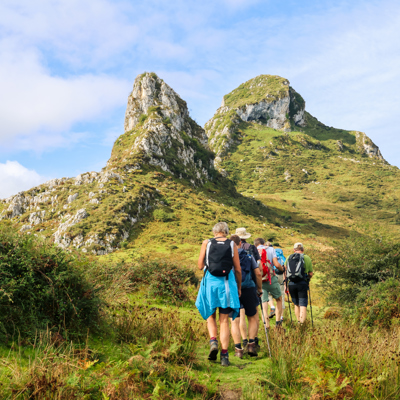 Wandelaars op pad in de Picos de Europa tijdens een wandelvakantie in Spanje.