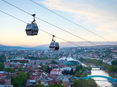 Kabelbaan boven Tbilisi met uitzicht op de stad en de rivier, Georgië.