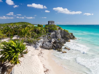 Ruïnes van Tulum aan de Caribische kust in Mexico, met wit zandstrand en turquoise zee.