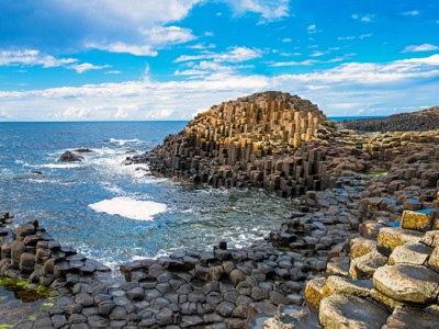 Basaltzuilen van Giant’s Causeway aan de kust van Noord-Ierland, onderdeel van de route Verenigd Koninkrijk & Ierland.