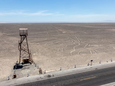 Uitkijktoren bij de Nazca-lijnen in Peru, met geogliefen in de woestijn.