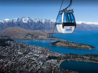Gondel van Skyline Queenstown met uitzicht op Lake Wakatipu en de besneeuwde Remarkables, Nieuw-Zeeland.