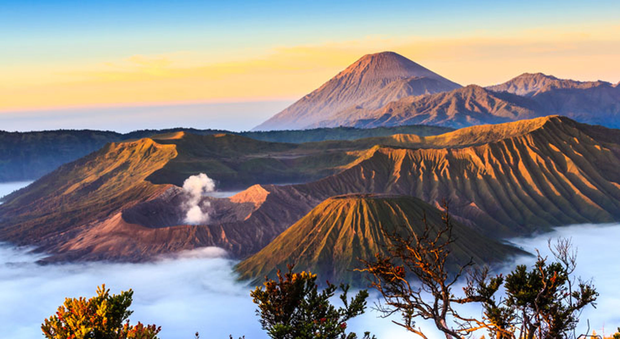 Bromo vulkaan Indonesië Zonsopgang boven de Bromo-vulkaan en omliggende kraters in Indonesië, met nevel in de vallei.