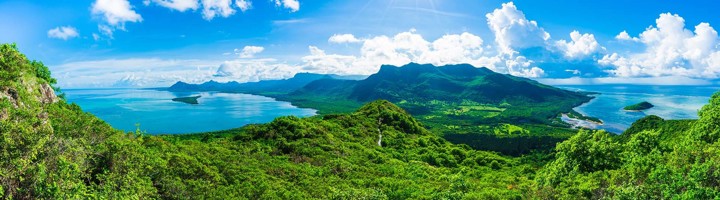 Panoramisch uitzicht over groene bergen en lagunes op Mauritius, ideaal voor rondreizen Mauritius.