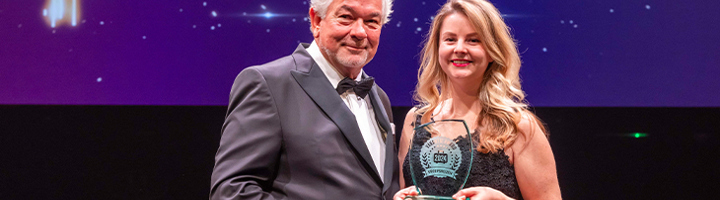 Sawadee ontvangt Vakantie Award voor nummer 1 in groepsreizen, met award in handen op het podium.