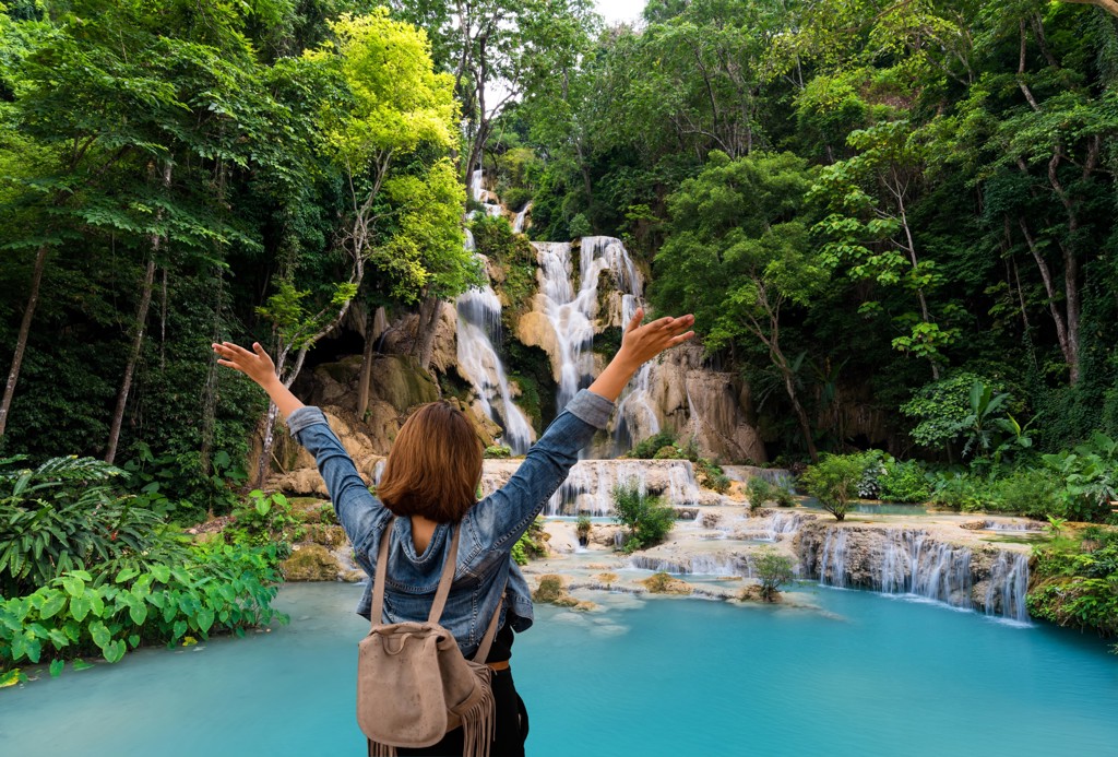 Reiziger bij de Kuang Si-watervallen in Laos tijdens groepsrondreis Laos & Cambodja.