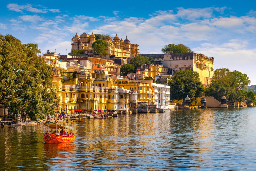 Uitzicht op het City Palace aan het Picholameer in Udaipur, tijdens groepsrondreis Noord-India en Nepal.