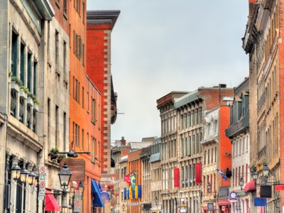 Straat met historische gevels en vlaggen in het oude centrum van Montréal, Oost-Canada.
