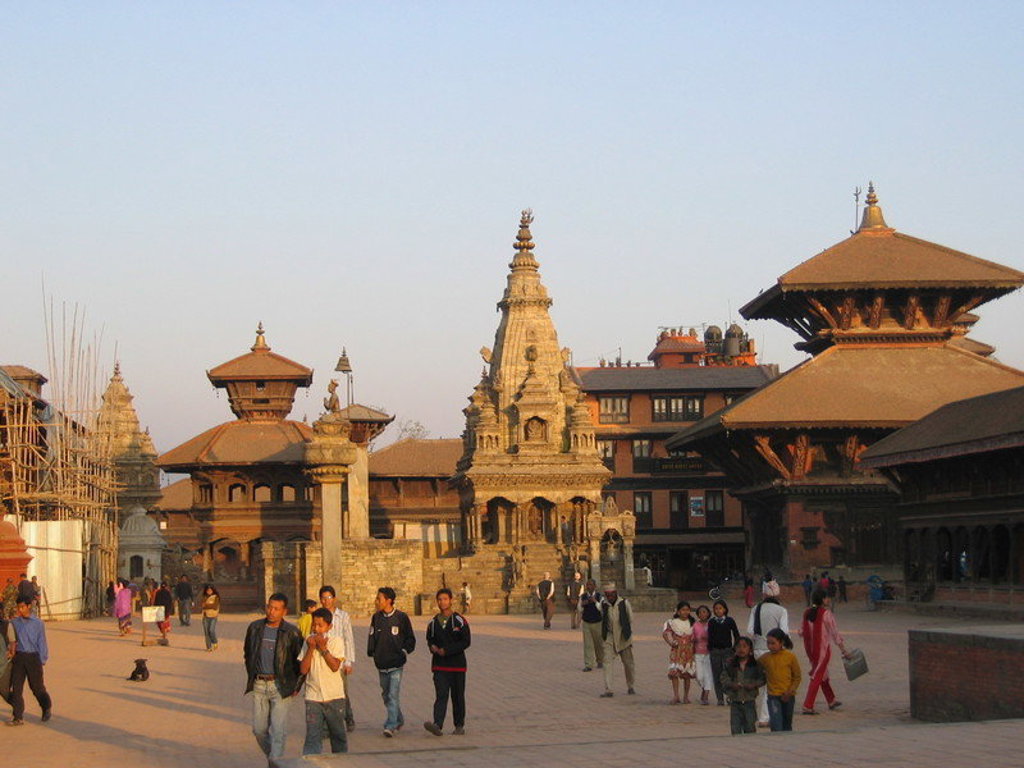 Bhaktapur Durbar Square in Nepal met tempels en bezoekers tijdens groepsrondreis naar Annapurna Basecamp.