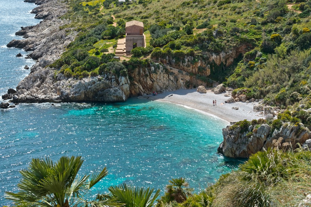 Rotsachtige baai met turkoois water en strand aan de kust van West-Sicilië, Italië.
