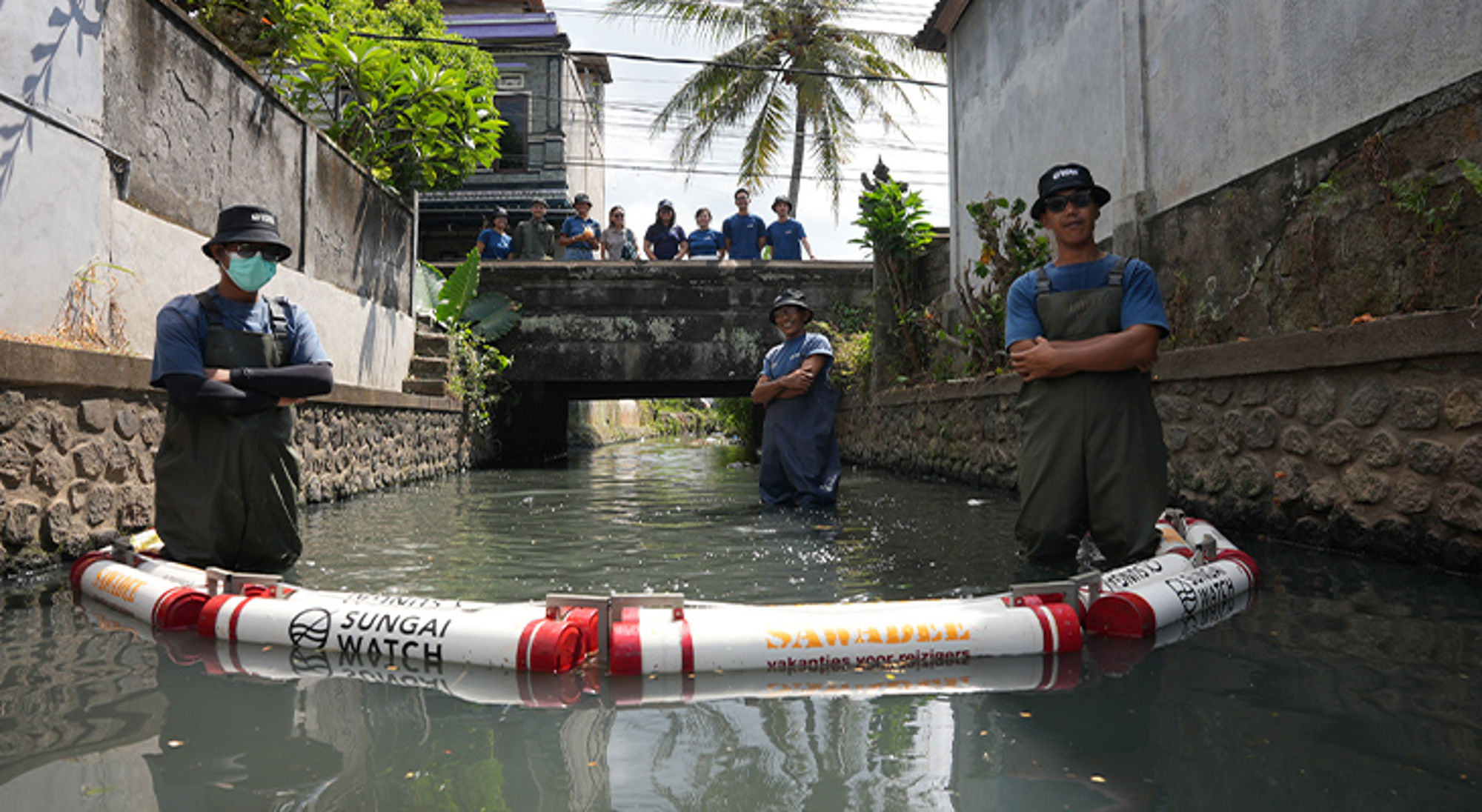 Sawadee afvalbarrière in Bali Sungai Watch-team plaatst drijvende barrière in een kanaal om plastic afval op te vangen.