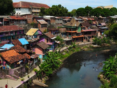 Kleurrijke huizen langs een rivier in Yogyakarta, Java, tijdens de route Java en Bali.