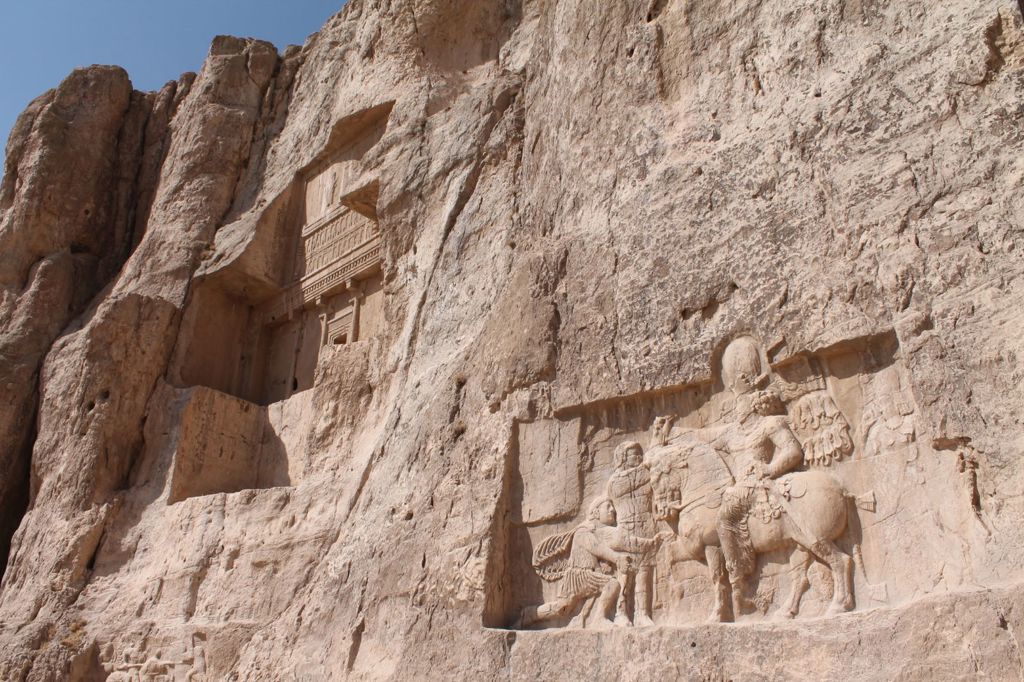Rotsreliëfs en rotsgraf bij Naqsh-e Rostam tijdens rondreis Iran.