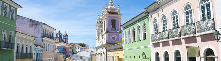 Gekleurde straat met barokke kerk in de wijk Pelourinho, Salvador, Brazilië.