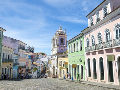 Gekleurde straat met barokke kerk in de wijk Pelourinho, Salvador, Brazilië.