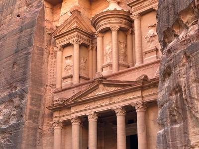 Vrouw met hoofddoek in Petra, Jordanië, tijdens de route Jordanië.
