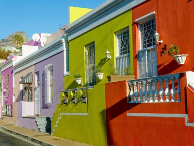 Kleurrijke huizen in de wijk Bo-Kaap in Kaapstad, met de Tafelberg op de achtergrond.