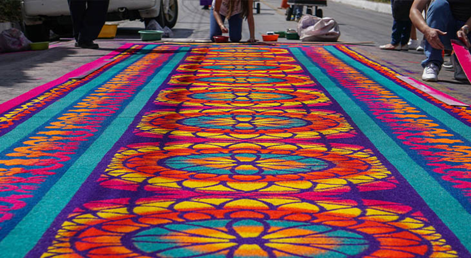 Semana Santa Kleurrijk zaagselkunstwerk op straat, gemaakt door kunstenaars tijdens een festival.