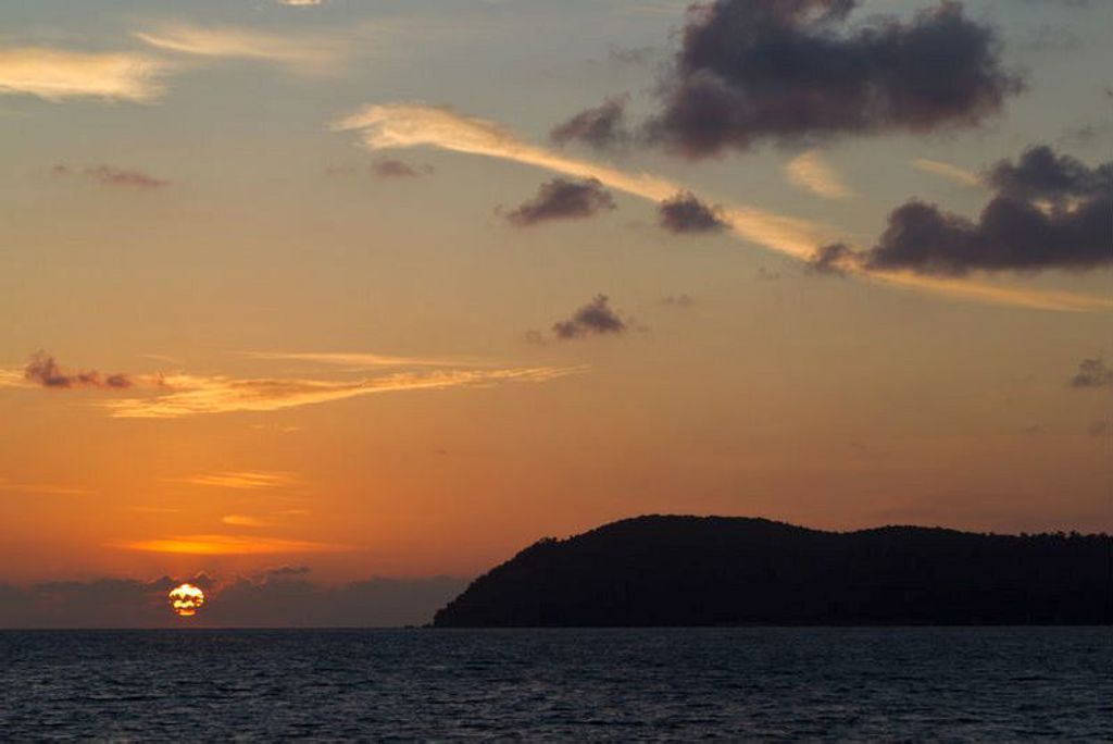 Zonsondergang boven zee met silhouet van een eiland tijdens rondreis Maleisië hoogtepunten.
