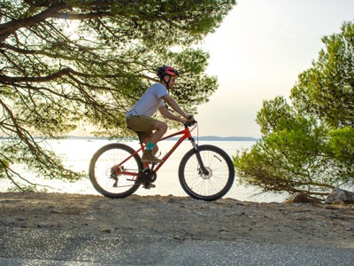 Fietser langs de Kroatische kust tijdens de fietsvakantie Kroatië en de Balkan.
