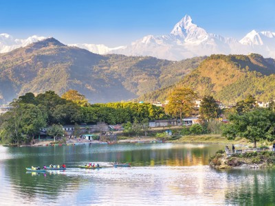 Phewa Lake bij Pokhara met roeiboten en uitzicht op de Himalaya tijdens de Route Nepal Annapurna.